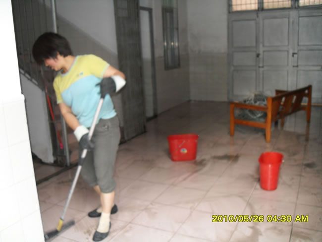 学校清洗地面
